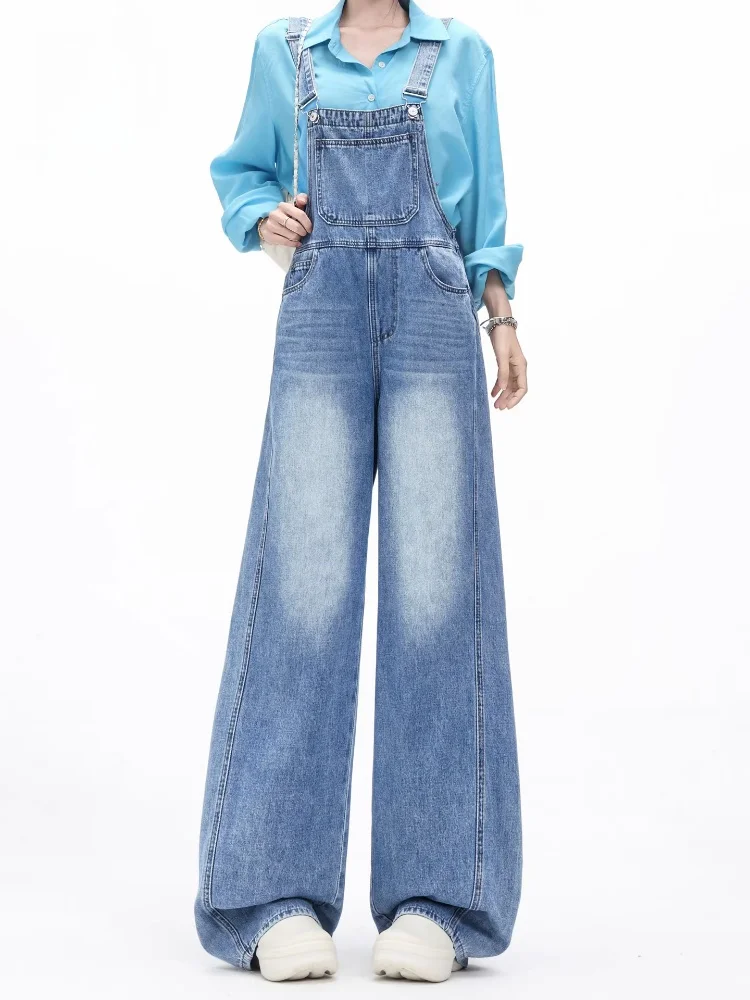 

Ретро-комбинезон из светло-голубого денима для женщин, модель 2026 года, американский стиль, с эффектом омоложения, широкие штанины, высокая талия, с декоративными карманами, повседневные джинсы