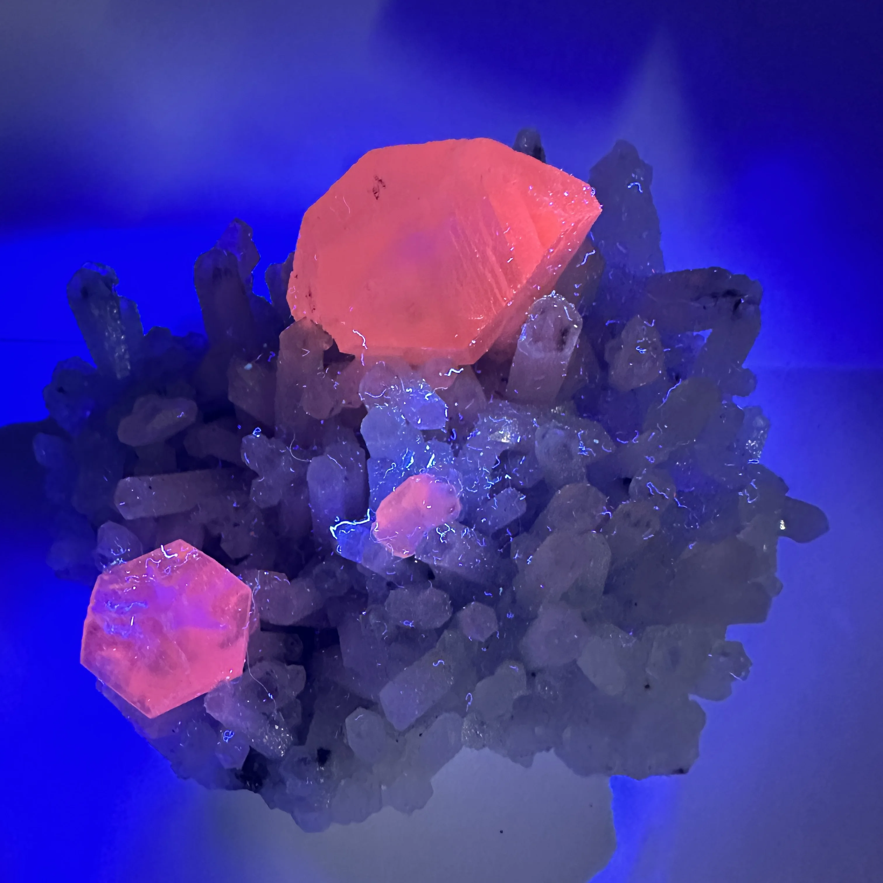 Natural Stone Calcite Crystal Cluster Fluorescence Effect Mineral Raw Quartz Rock Specimen Decoration Rough Healing
