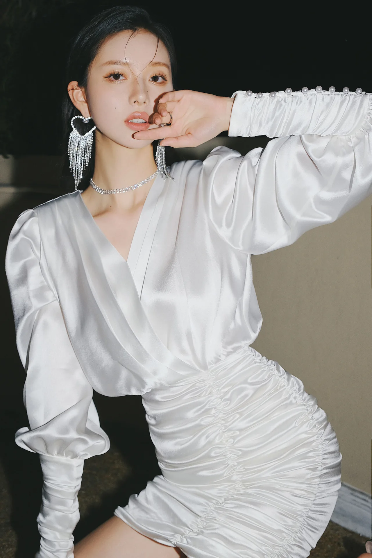 高品質ホワイトサテンシャツワンピース 春 レディース ランタンスリーブ Vネック スリムワンピース 秋 ハイウエスト ストレート フォールド ミニワンピース