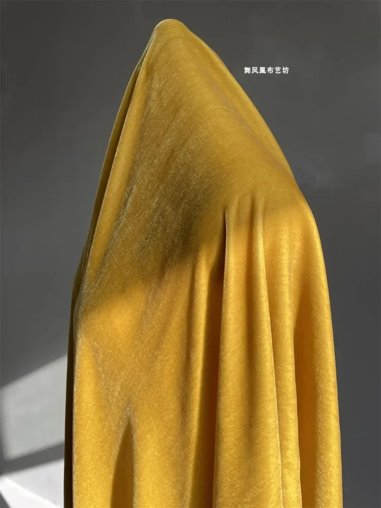 Tessuto di velluto di seta zenzero giallo lustro materiale di seta di gelso velluto dorato che scorre senza intoppi panno misuratori di cucito fai
