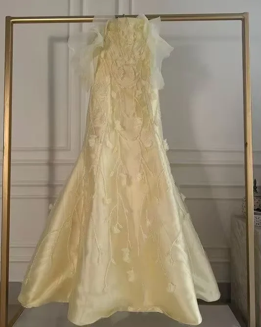

Customized Strapless Light Yellow Satin Wedding Dress with Ruffled Tulle Train and 3D Floral Beaded Embroidery