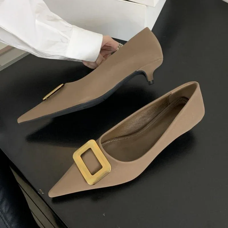 Merk Metalen Gesp Hoge Hakken Vrouwen Elegante Lage Hak Kantoor Vrouwen Schoenen Ondiepe Comfy Mode Wees Pompen Vrouw Zapatos Mujer