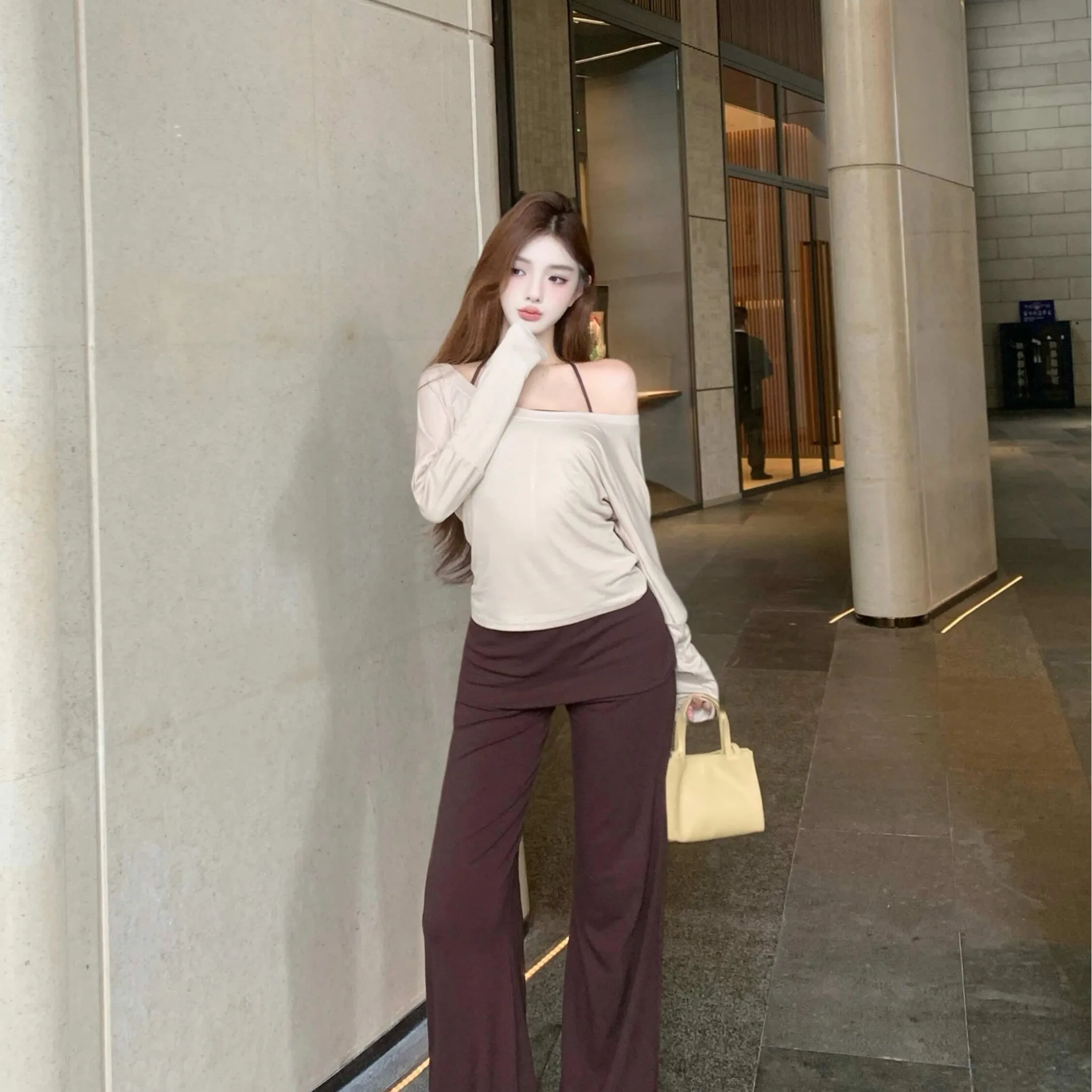 

Осень 2024, новый свободный сексуальный комплект из ленивой футболки, легкий модный корейский женский повседневный комплект, Sl Splice