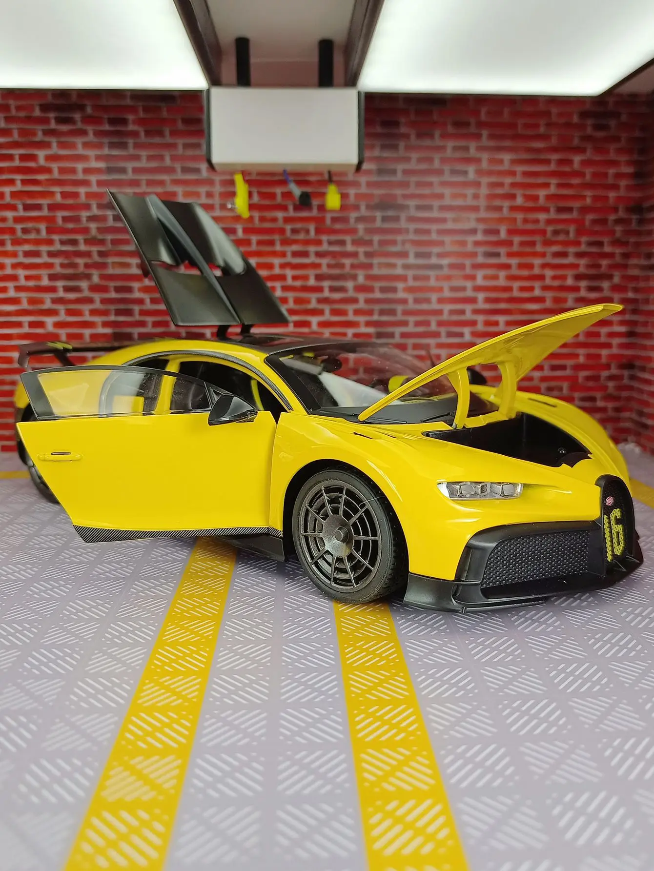 1:18 simulation Bugatti alloy racing car model with doors that can be opened has simulated sound and lighting functions