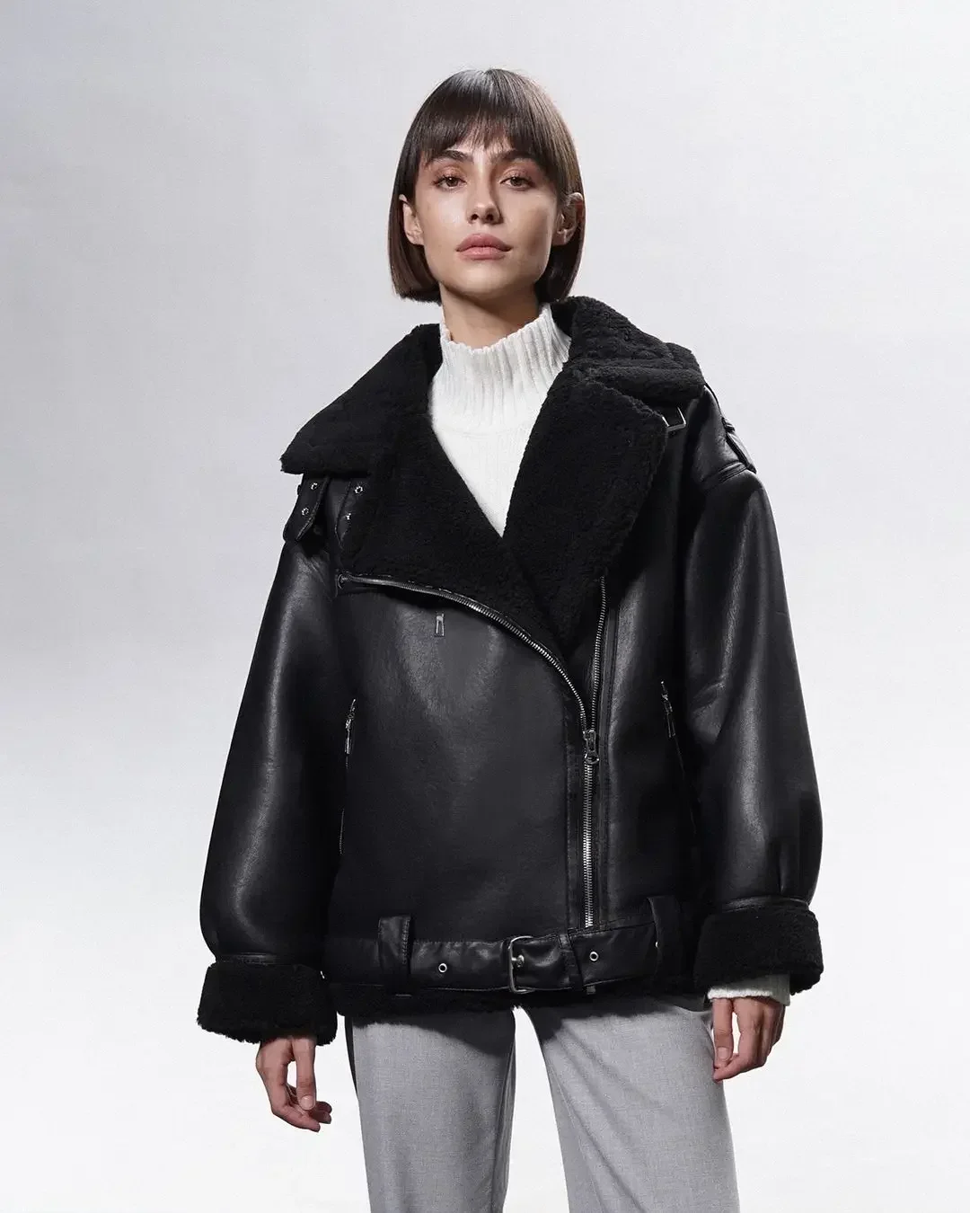 レディースファッション コントラストフェイクファー襟 レザージャケット ラペル Vネック レースアップ ジッパー ショートジャケット レディース 2025 ハイストリート アウター