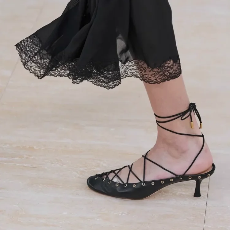 2025-runway-novita-nel-designer-di-lusso-sandali-in-pelle-con-lacci-appartamenti-morbidi-da-donna-nero-bianco-scarpe-da-balletto-con-punta-tonda-e-tacco-5-cm