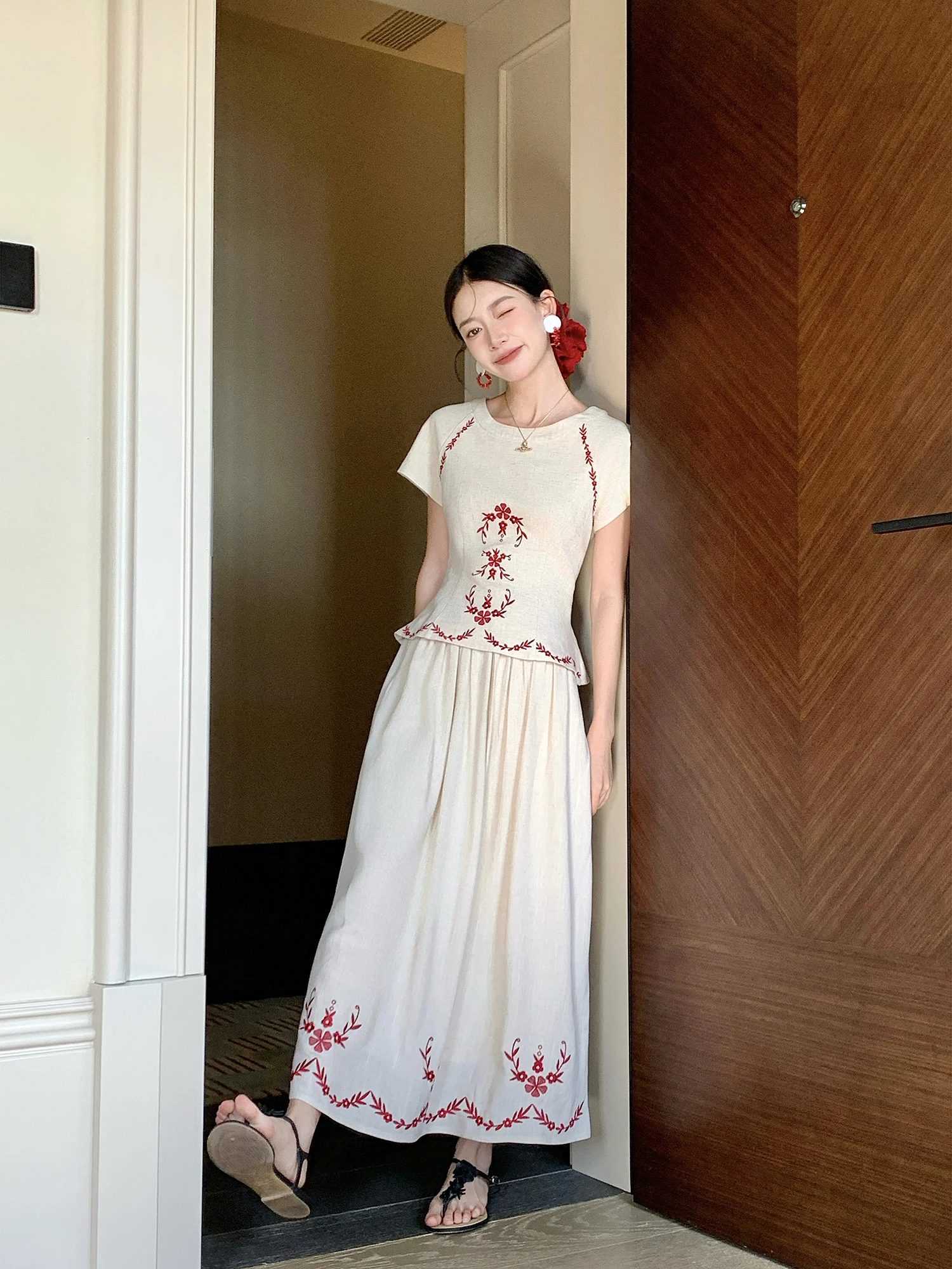 

Красный вышитый комплект из хлопка и льна Ele: летний, универсальный, стройнящий, модный женский ансамбль