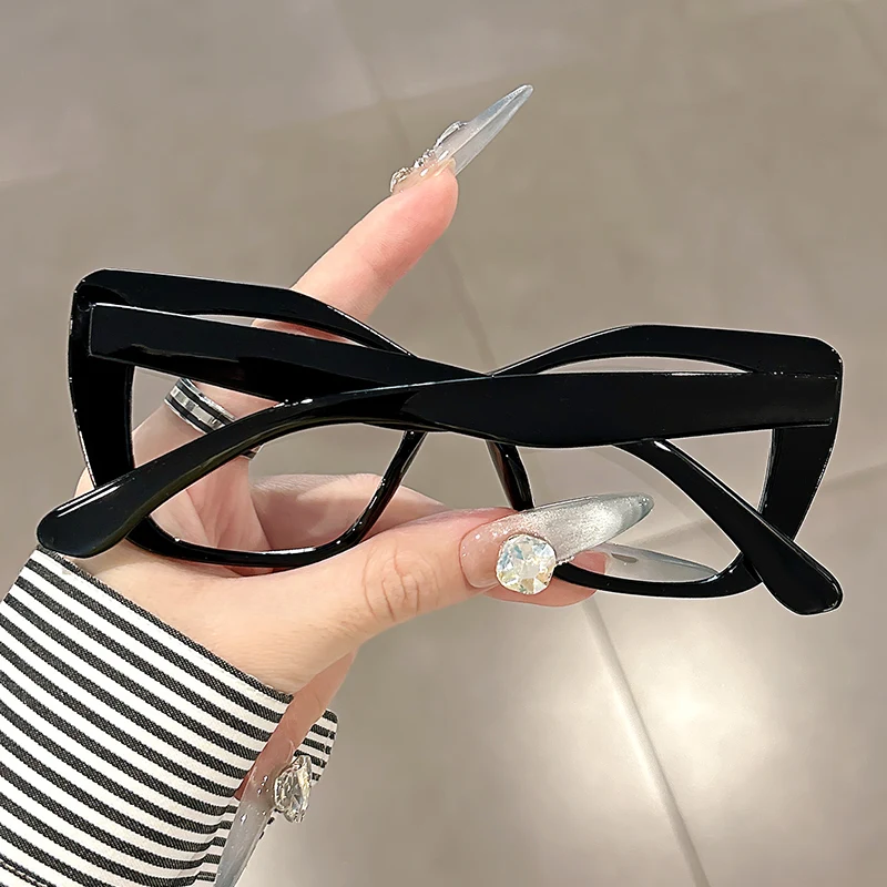 

The new butterfly-shaped anti-blue light flat optical frame is fashionable, trendy and versatile for street style