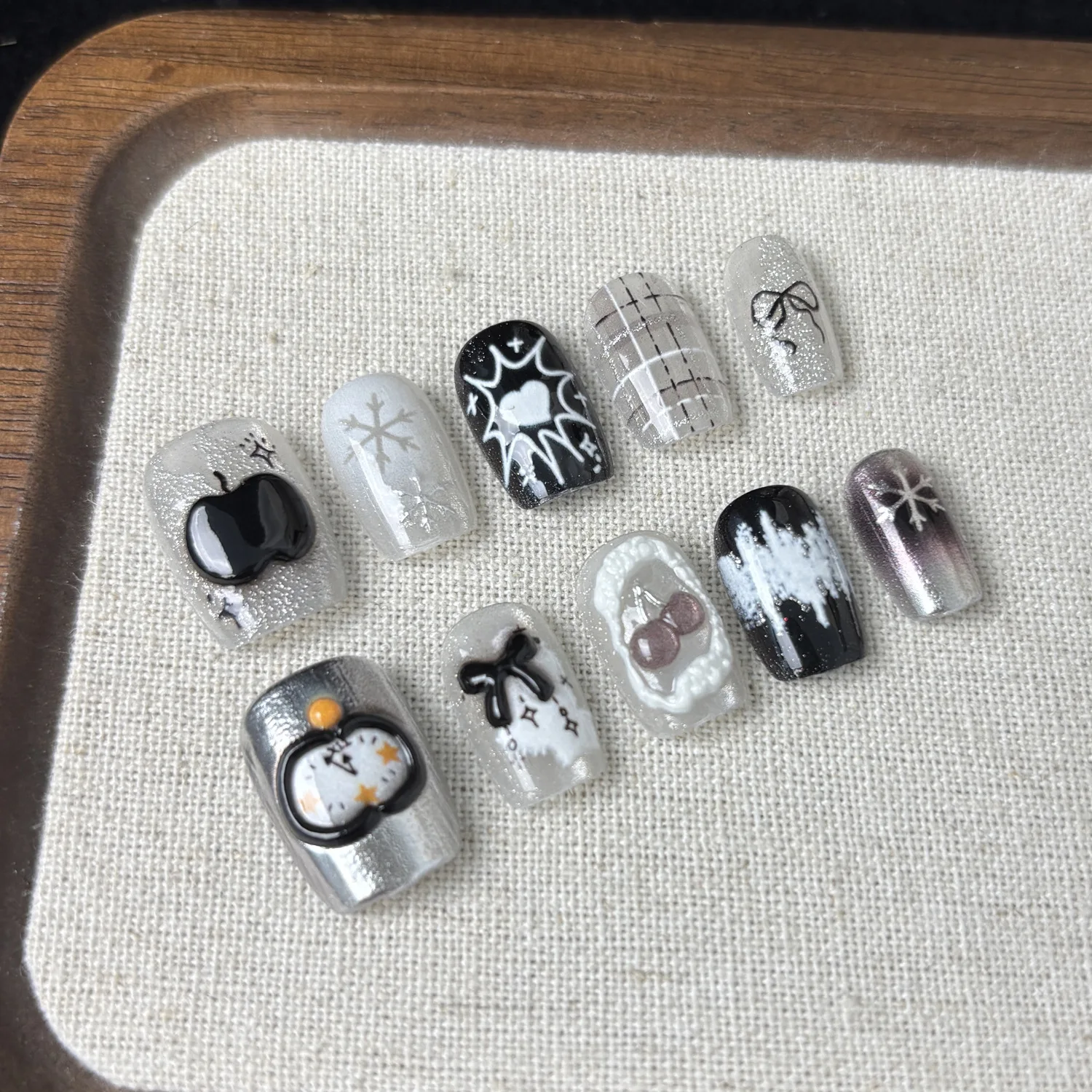 10 個のハンドメイドプレスオンネイルブラックアップルキャッツアイクリスマスネイルチップ女性&女の子用ショートオーバル取り外し可能着用可能なフェイクネイル
