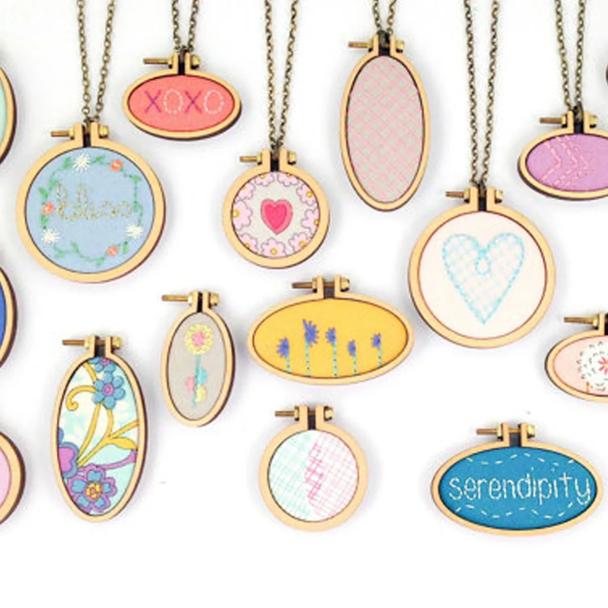 

Mini Bear Wooden Embroidery Frame for Cross Stitch DIY Pendant Necklace Bracelet Decor Mini Hoop Smooth Natural Wood