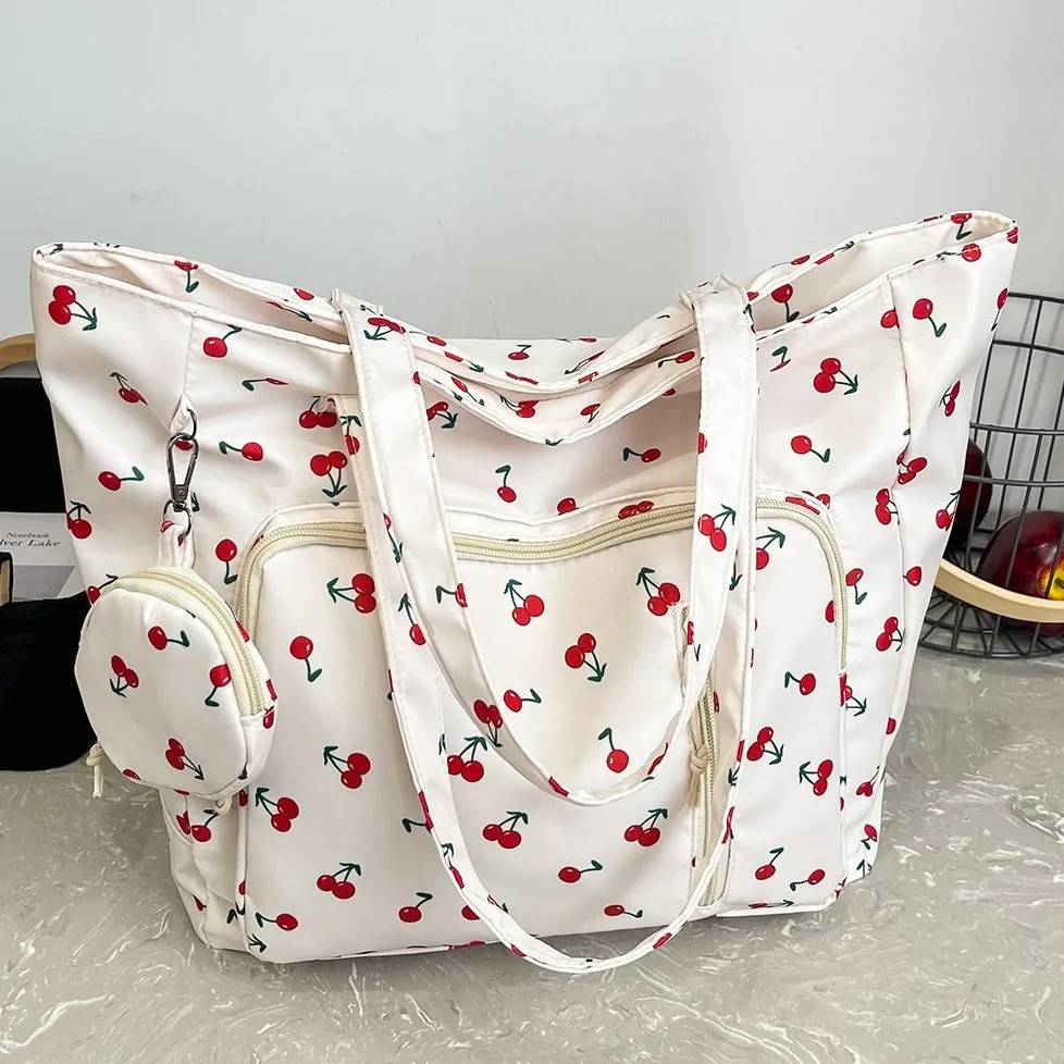 กระเป๋าโท้ทลายเชอร์รี่สำหรับผู้หญิง ปี 2025 กระเป๋าสะพายไหล่ความจุขนาดใหญ่ พร้อมหูหิ้ว กระเป๋าสะพายข้างลายผลไม้ ดีไซน์หวานและกว้างขวาง