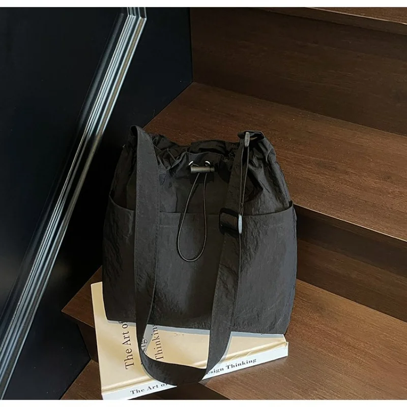 

Beautiful Vintage Messenger Bag For Women Casual Leisure Use With Unique Minimalist Style And Large Capacity