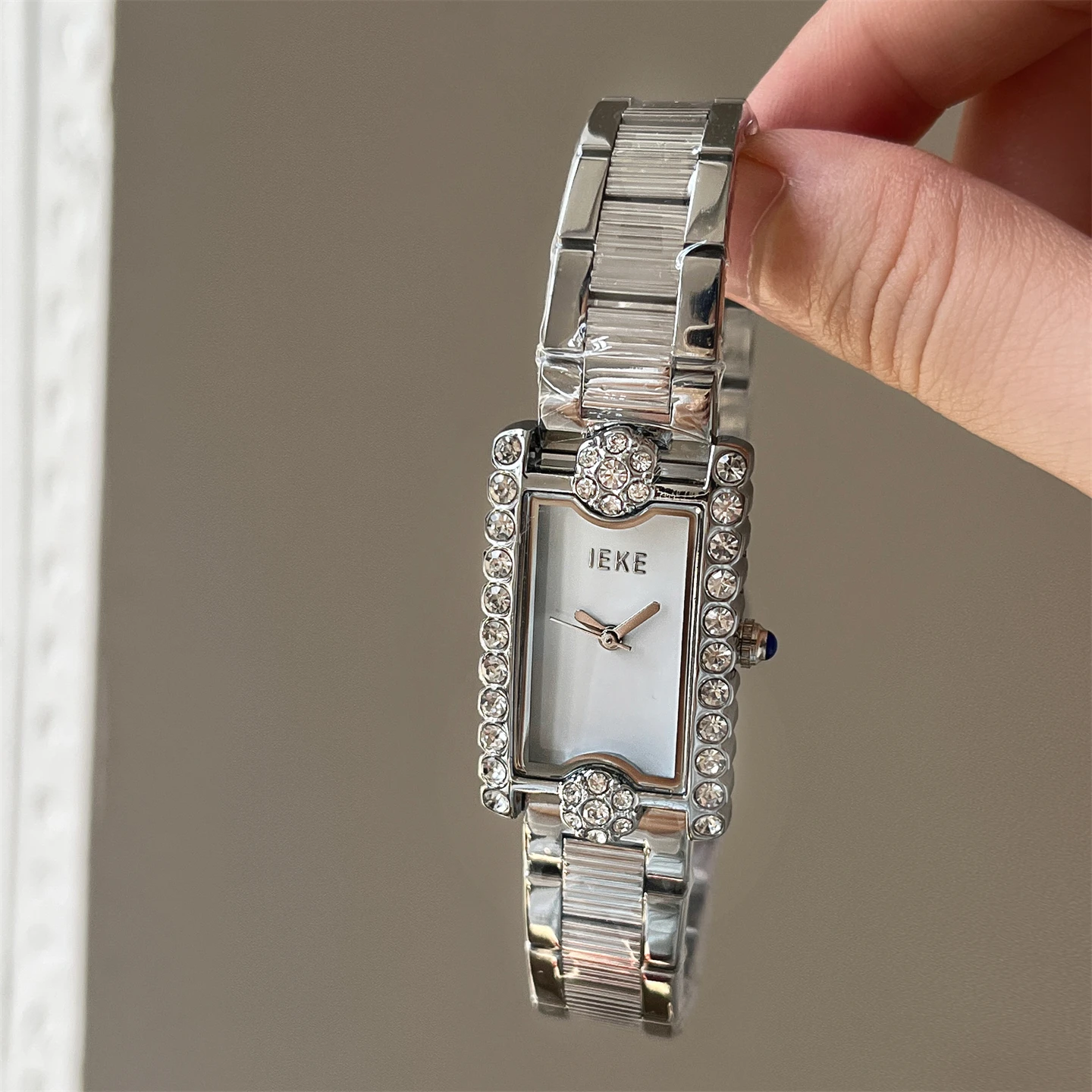 

Simple fashion light luxury retro square literary trend high value ins watch women's workplace temperament quartz watch