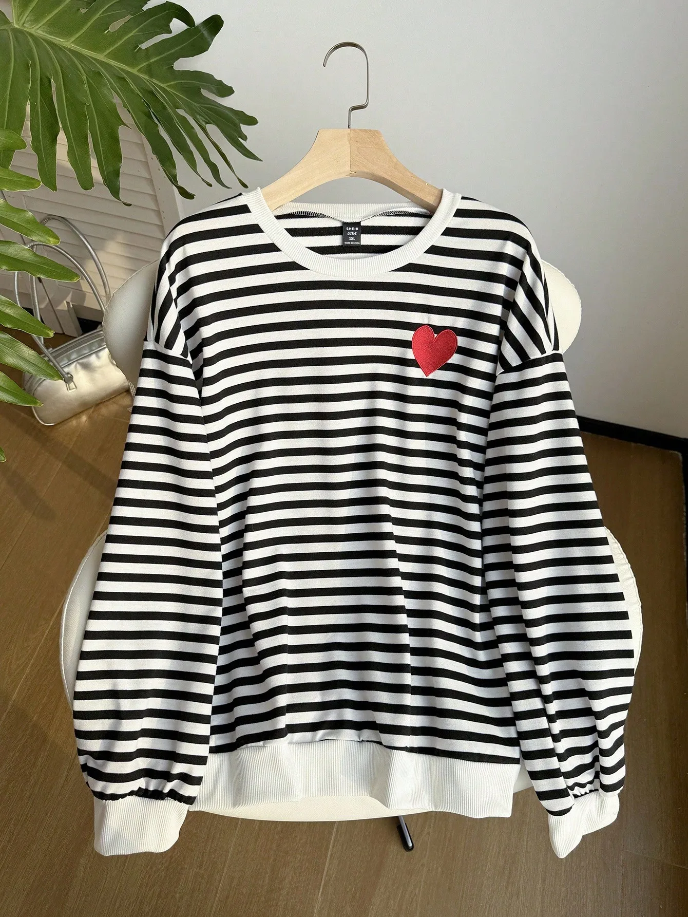 

Полосатый свитшот с заниженной линией плеча и вышитым сердцем, женский повседневный топ для осени и зимы