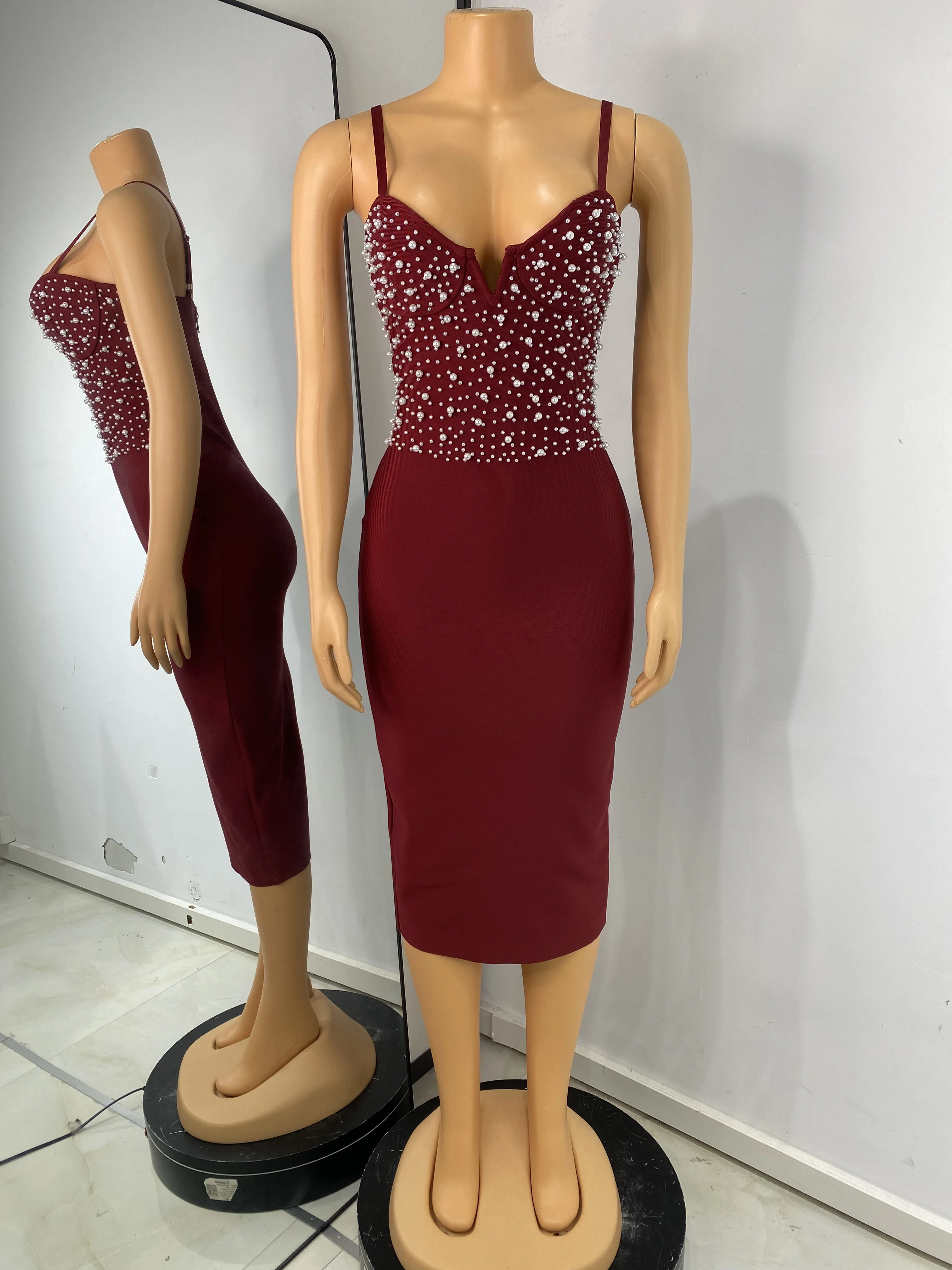 Sukienka bandażowa damska w kolorze burgundowym z perłami, elegancka, na ramiączkach spaghetti, dekolt w serek, midi, długa, w stylu high street, na wieczorne przyjęcie, sukienka biurowa (OL), dropshipping