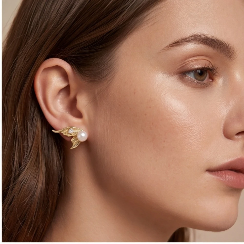 Luxury Gold Tone Textured Mermaid Fish Tail Pearl Stud Earrings Imitation Pearl & Heart Zircon Dreamy Earrings for Women Jewelry