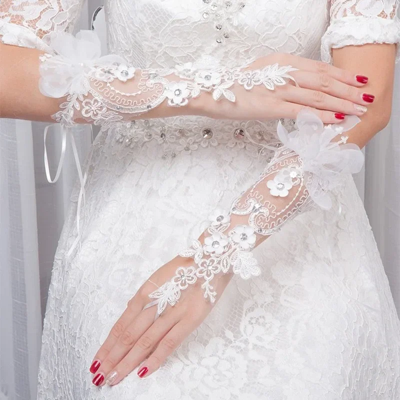 Lussuosi guanti da sposa senza dita con strass, fiori e perle