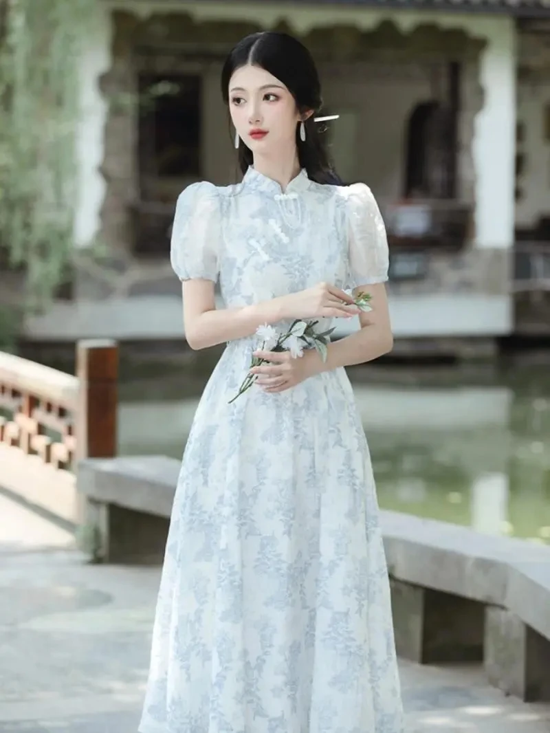 新しい中国国家改良されたチャイナドレスの女性の 2025 夏シックな Y2K ブルー花柄ミッドレングスウエスト半袖ドレス