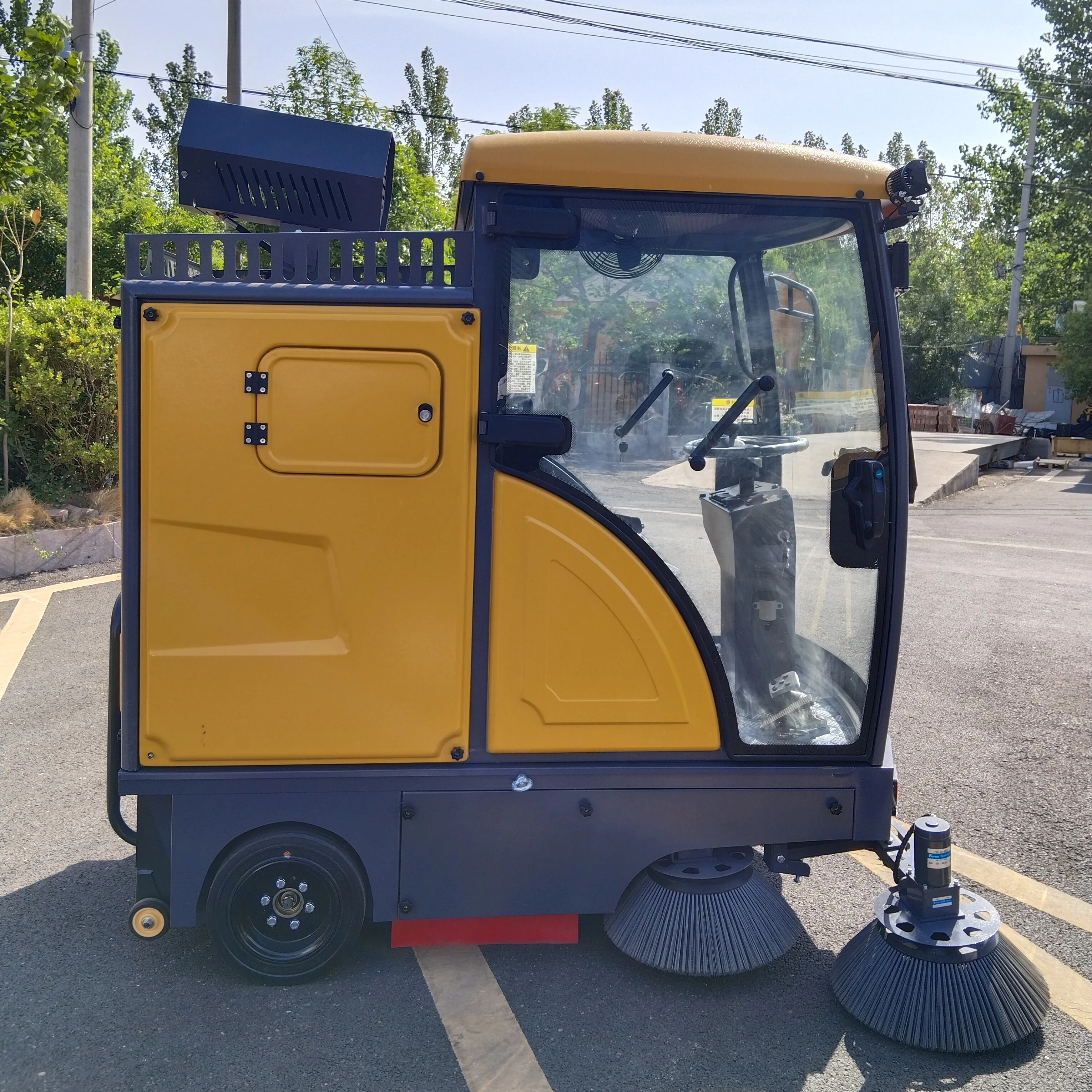 Tomada de fábrica original mais nova vassoura elétrica dirigindo máquina de limpeza de rua de estrada com largura de varredura