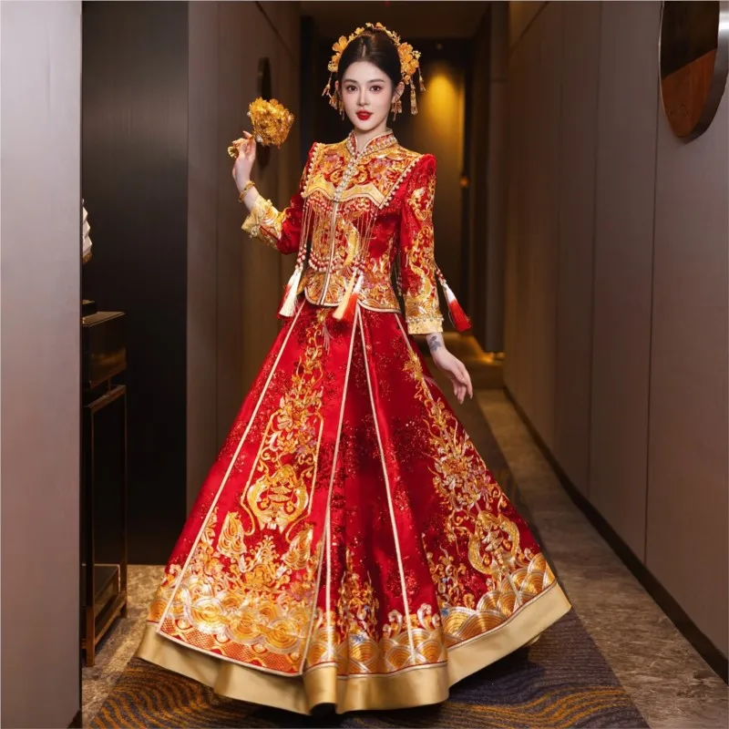 The bride's wedding features a new style of Chinese-style phoenix crown and red dress toasting gown