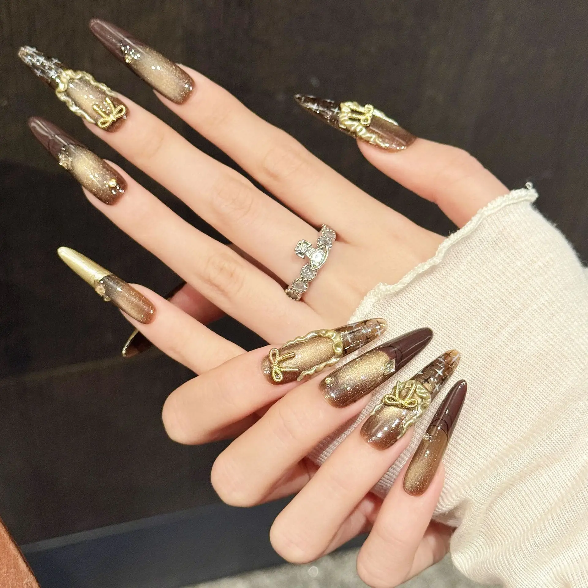

10 шт., кружевные ногти с бантом, винтажные роскошные накладные ногти ручной работы, коричневая бабочка, золотой дизайн с инструментом из 4 предметов, клейкие накладки для ногтей