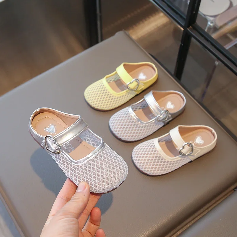 

Новые летние сетчатые тапочки принцессы для девочек, элегантные уличные детские модные слипоны, повседневная мягкая детская обувь на плоской подошве, нескользящая