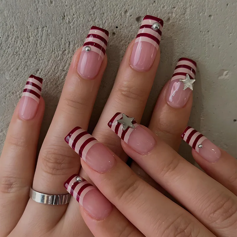 24 Stück Mittellange Quadratische Künstliche Nägel in Rosa-Braun mit Streifen und Süßen Coolen Sternen-Designs, Aufklebenägel mit Vollabdeckung, Modische Spitzen