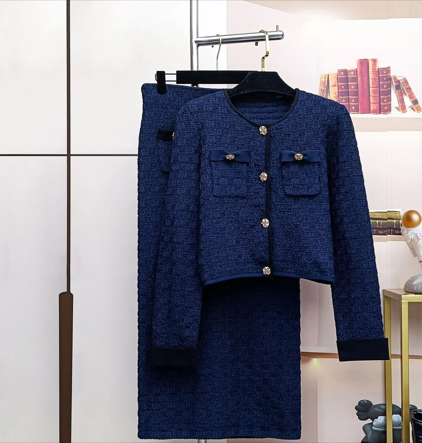 Abito da donna in due pezzi alla moda blu scuro qui cardigan a maniche lunghe o gonna di media lunghezza slim fit