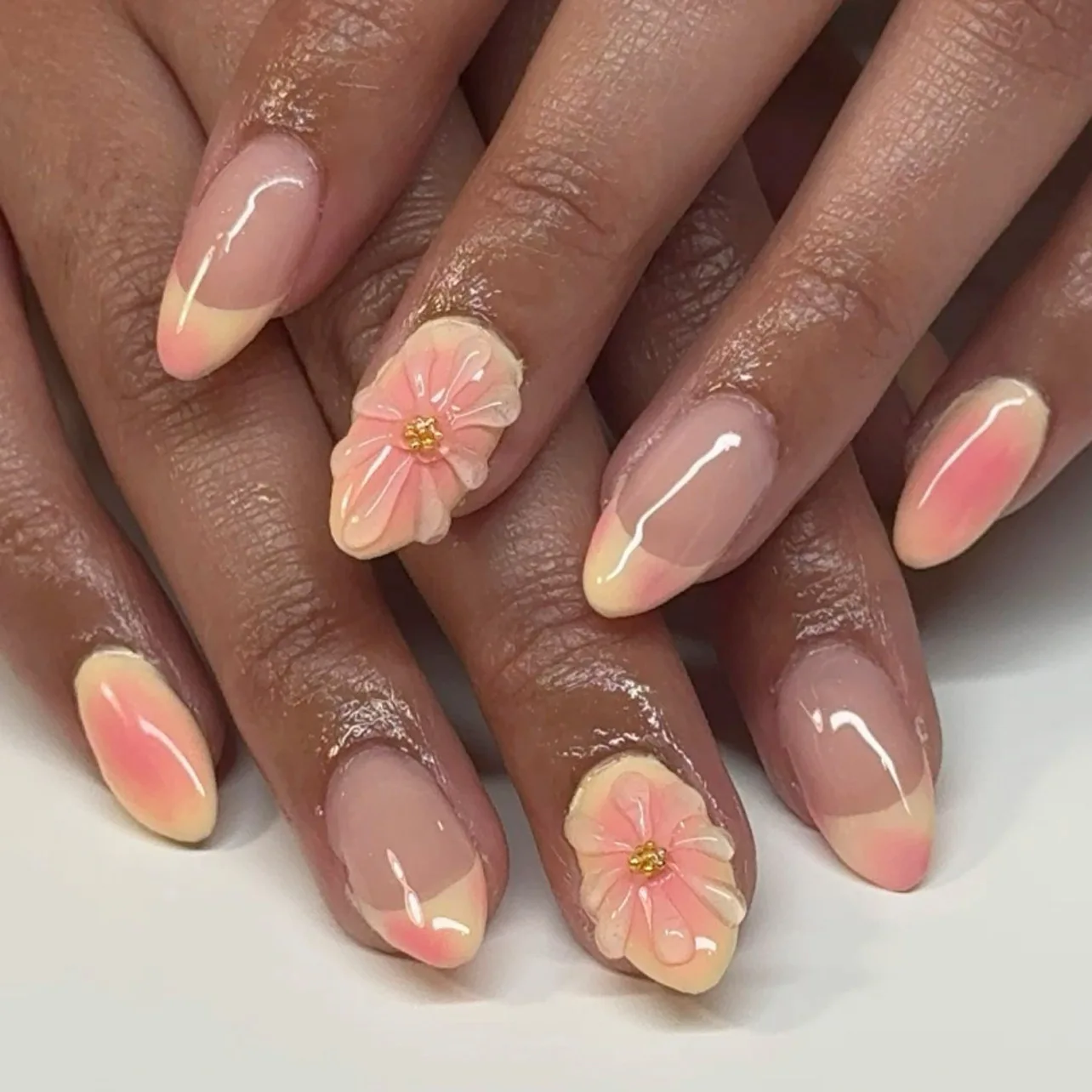 Kurze künstliche Nägel für Frauen und Mädchen, Farbverlauf Orange-Rosa, 3D-geprägte Blumen, Fruchtdesign für Frühling und Sommer, Press-on-Nägel, Nagelkunst.