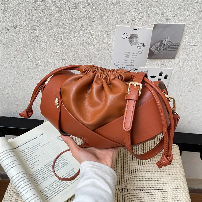 

Летняя новинка: модная плетеная повседневная и простая сумка через плечо для женщин, стильная, модная и универсальная сумка-кроссбоди, трендовая сумка-облако.