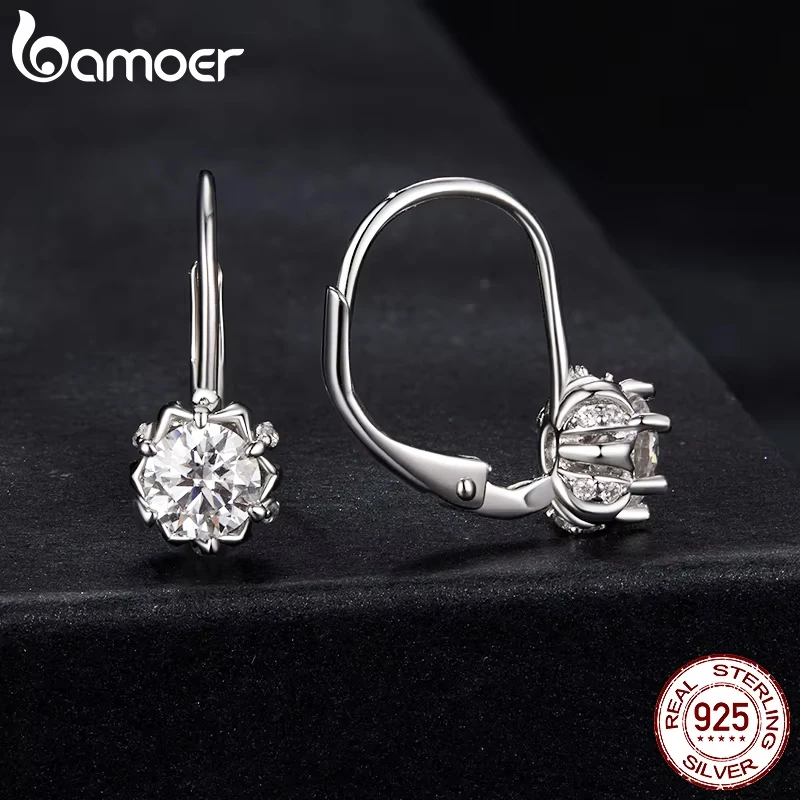 BAMOER Platinum Plated Moissanite Flower Earrings dla kobiet, okrągły diament laboratoryjny 925 Sterling Silver Hipoalergiczne kolczyki