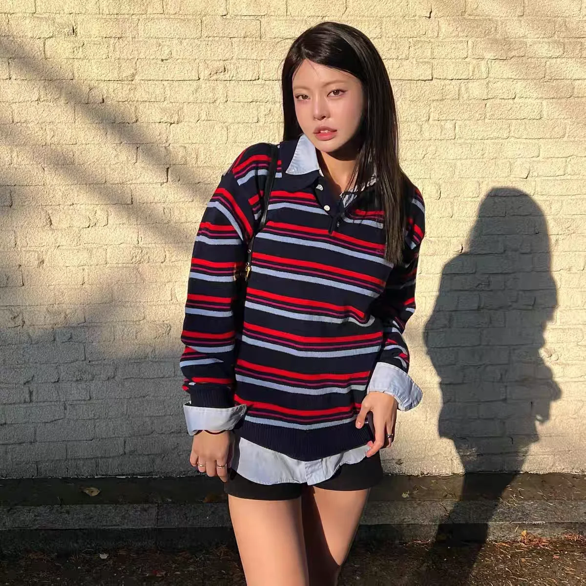 

Свободный вязаный свитер с длинными рукавами для женщин, с воротником и полосатым узором, модный топ в стиле Dongda Gate, новинка ранней осени, стильный и модный.