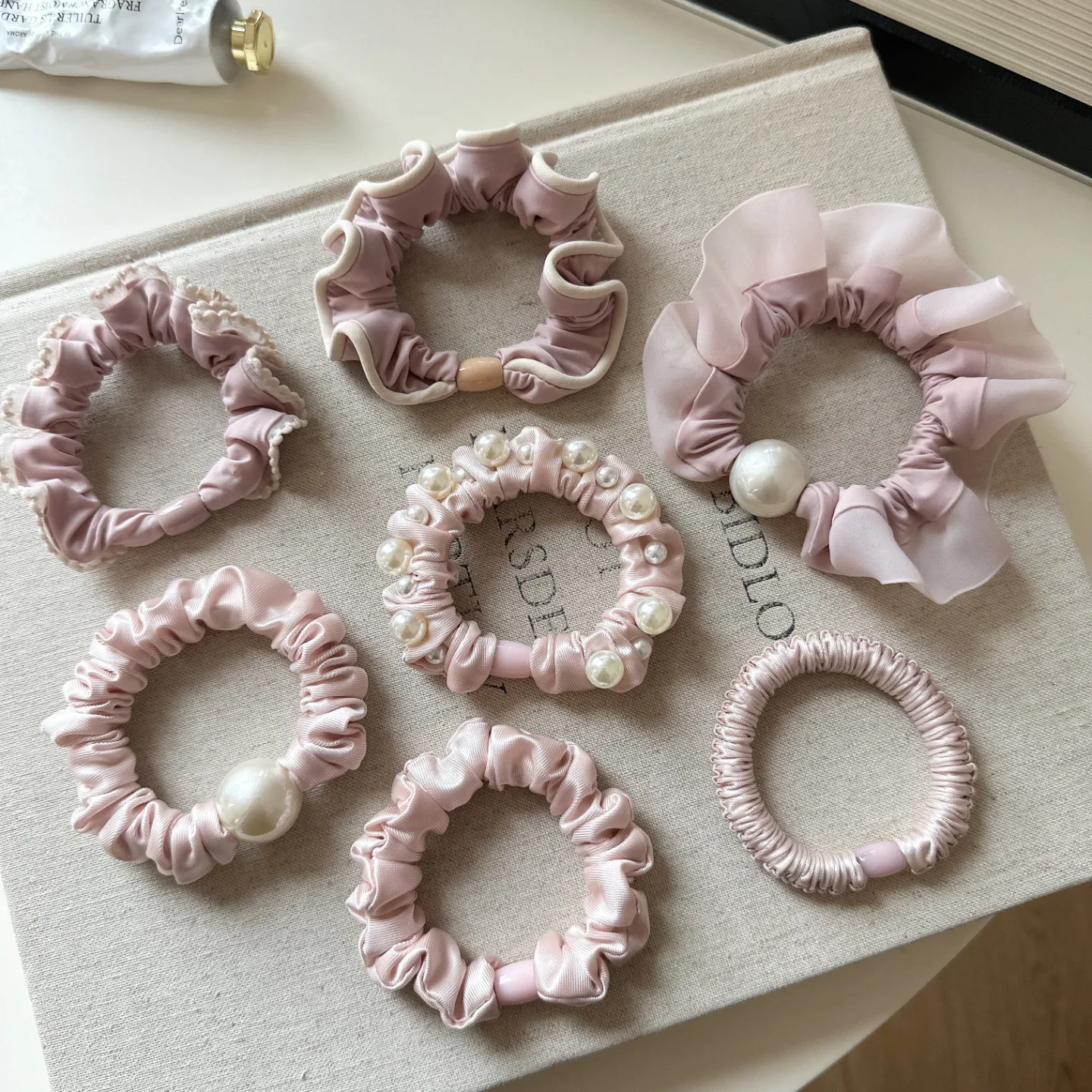 

Pink Pearl Scrunchie High Elasticity Hair Tie for Women Ponytail Holder Soft Fabric Cute Daily Portable Hair Accessory