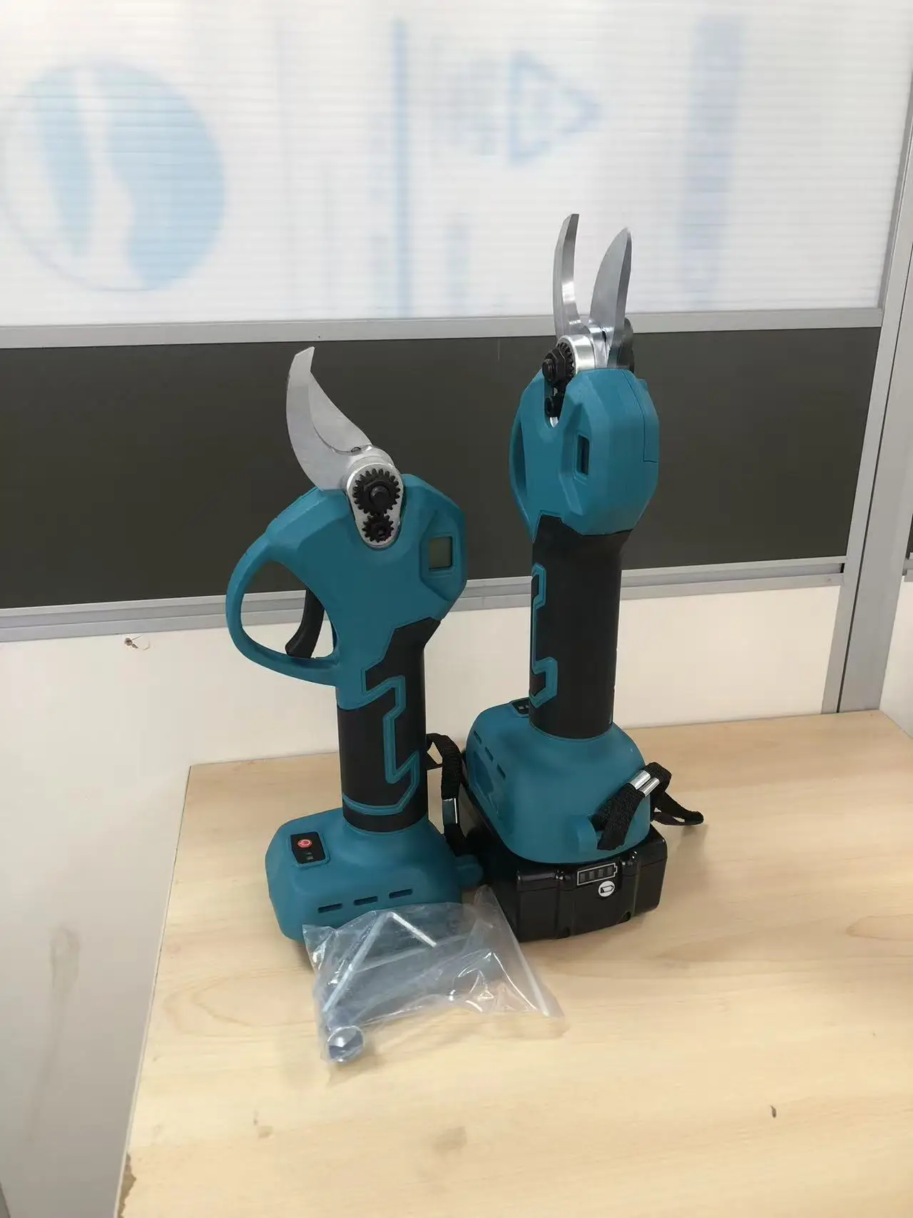 

Brushless Electric Pruning Shears Garden Tool Electric Garden Scissors Fruit Tree With LED Display Compatible Makita 18V