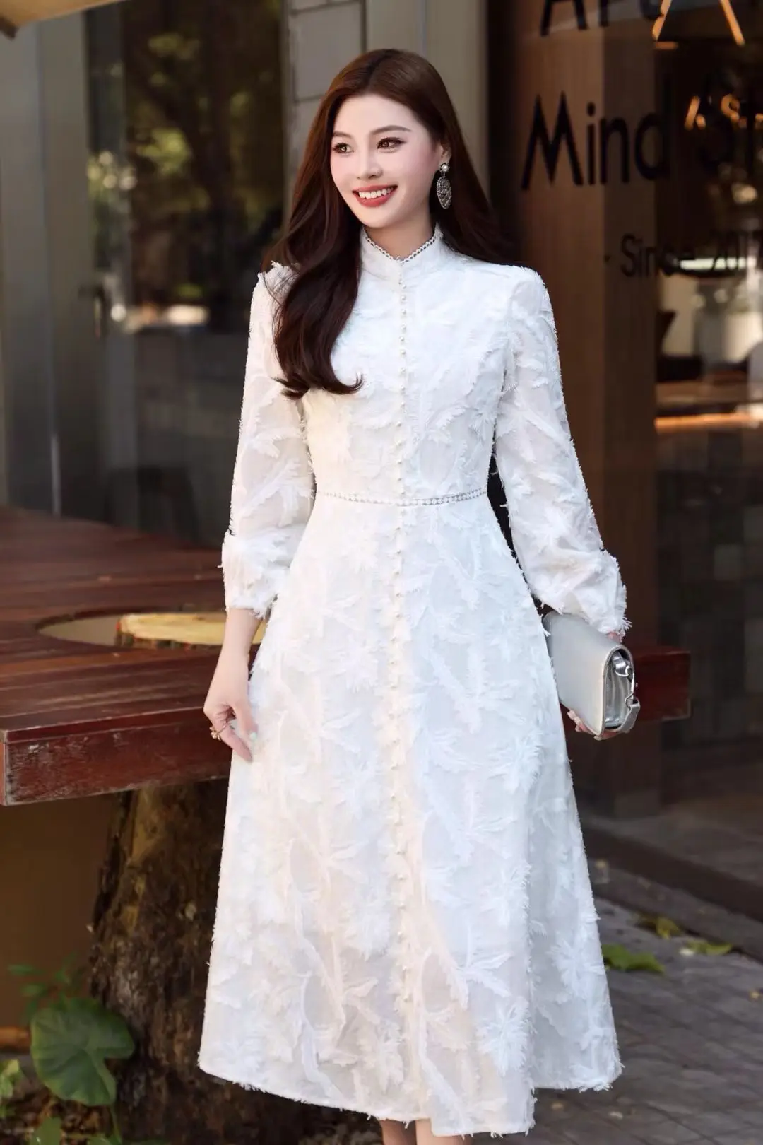 فستان ربيعي جديد عالي الجودة لعام 2026 فستان نسائي فاخر مطرز بالزهور بأزرار ديكو وأكمام طويلة فستان أبيض وأحمر #1