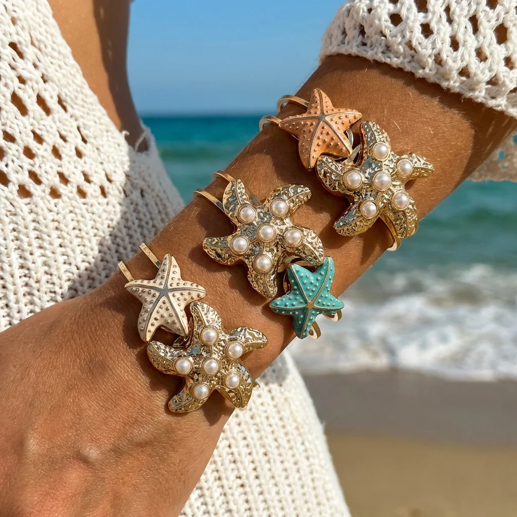 Design Sense Farbenfroher Seestern-Armreif für Damen Elegantes Imitat-Perlen Seestern-Manschettenarmband Sommer Ozean Schmuck