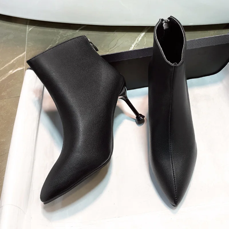 Damen-Stiefel im französischen Stil, Nische, spitze Zehen, Stiletto, kurze Stiefel, Katzenabsatz, gebrochenes Weiß, schmale Stiefel, Großhandel, Winter-High-Heels