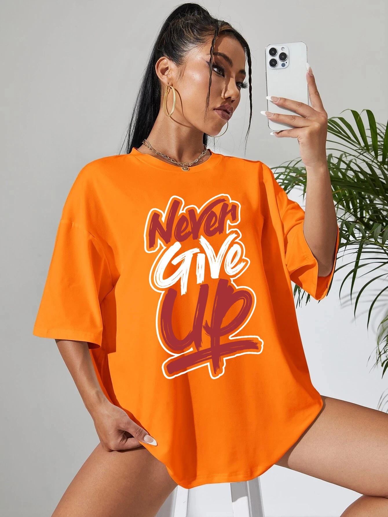 Camiseta Never Give Up con estampado de letras artísticas rojas para mujer, Tops combinables de verano, ropa de calle de algodón Y2K de manga corta con cuello redondo a la moda para mujer
