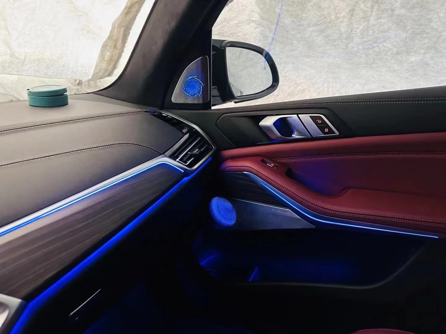 إضاءة محيطة للسيارة، مكبرات صوت للباب الأمامي والخلفي، إضاءة ليلية، غطاء مكبر صوت عالي النبرة مناسب لـ X5/X7 G05/G07