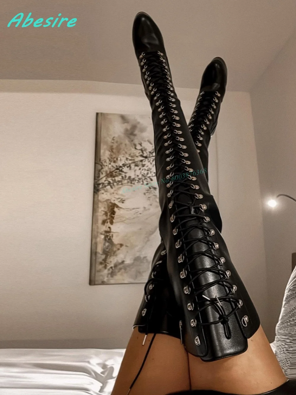 

Черные лакированные сапоги-ботфорты с пэчворком и перекрестной шнуровкой, на шпильке и платформе, с острым носком, для женщин, в стиле Spicy Girls