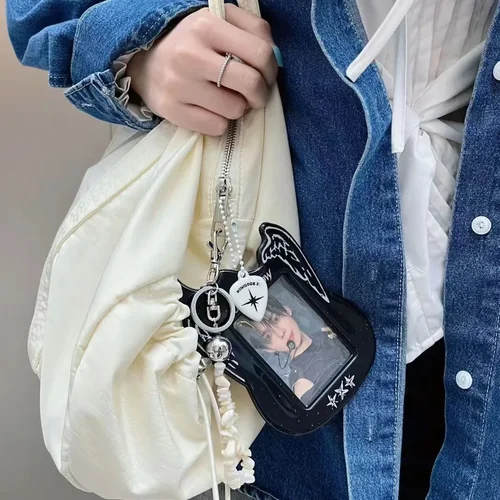 Imagen 2 del producto Tarjetero coreano Y2K negro para guitarra, tarjetero de PVC, ídolo Kpop, sesión fotográfica de 3 pulgadas, colgante de exhibición hueco para bolsa, funda para tarjeta de autobús de identificación Keychian