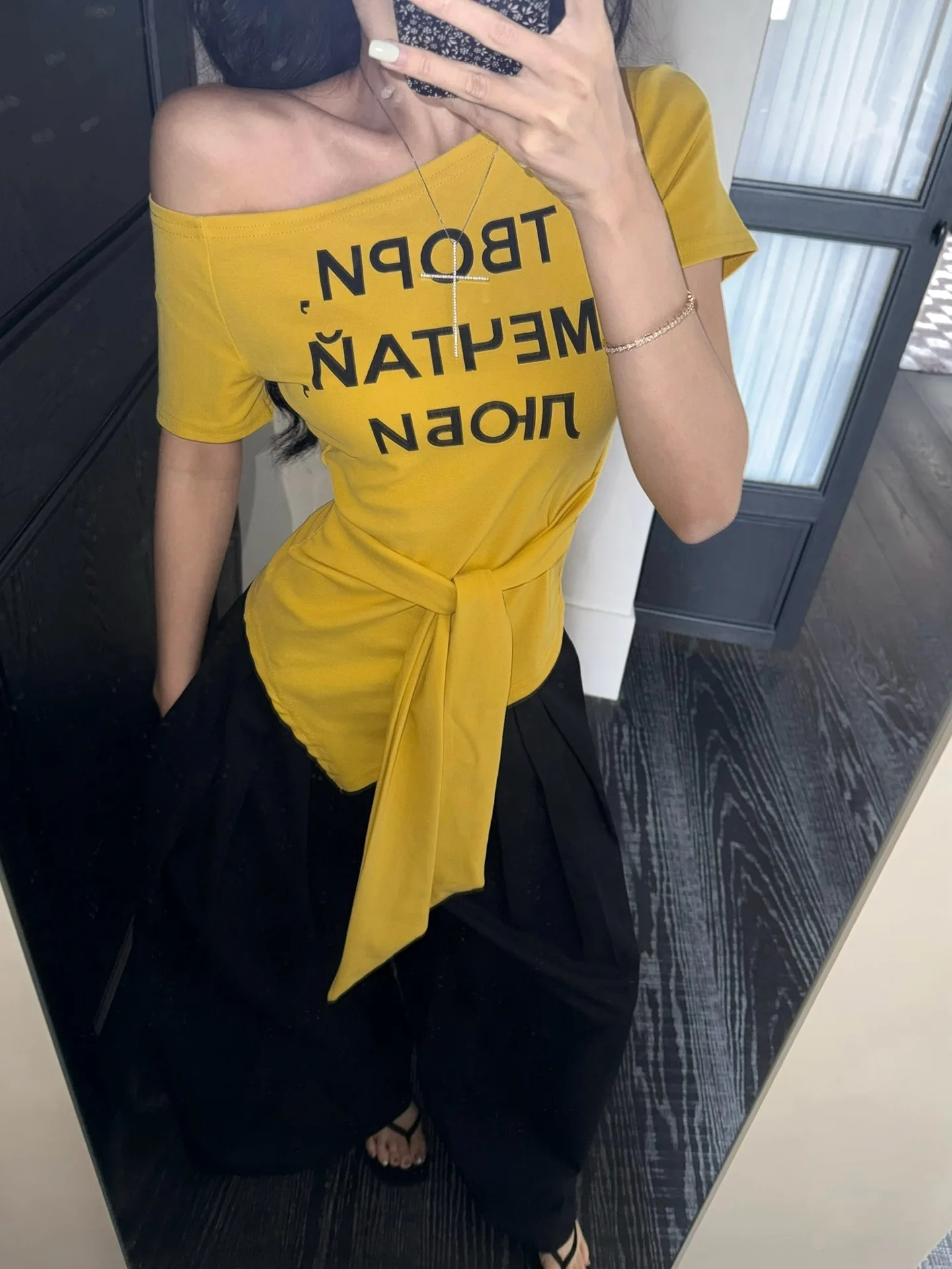 Damen Sommer T-Shirt mit Buchstaben-Print, One-Shoulder, Kurzarm, Slim-Fit Top, Mädchen Kurzes Studenten-Basisshirt, Lässiges T-Shirt für Frauen – Detail 16