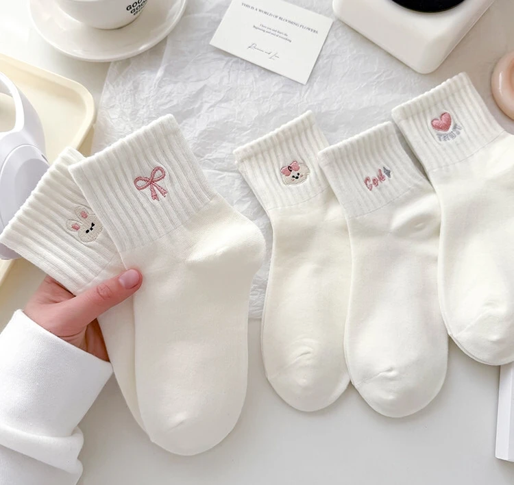 Damen-Mittellange Socken für Frühling und Herbst, atmungsaktiv, mit niedlichem Cartoon-Hasen-Herz-Schleifen-Print, weiße Freizeitsocken – Detail 5