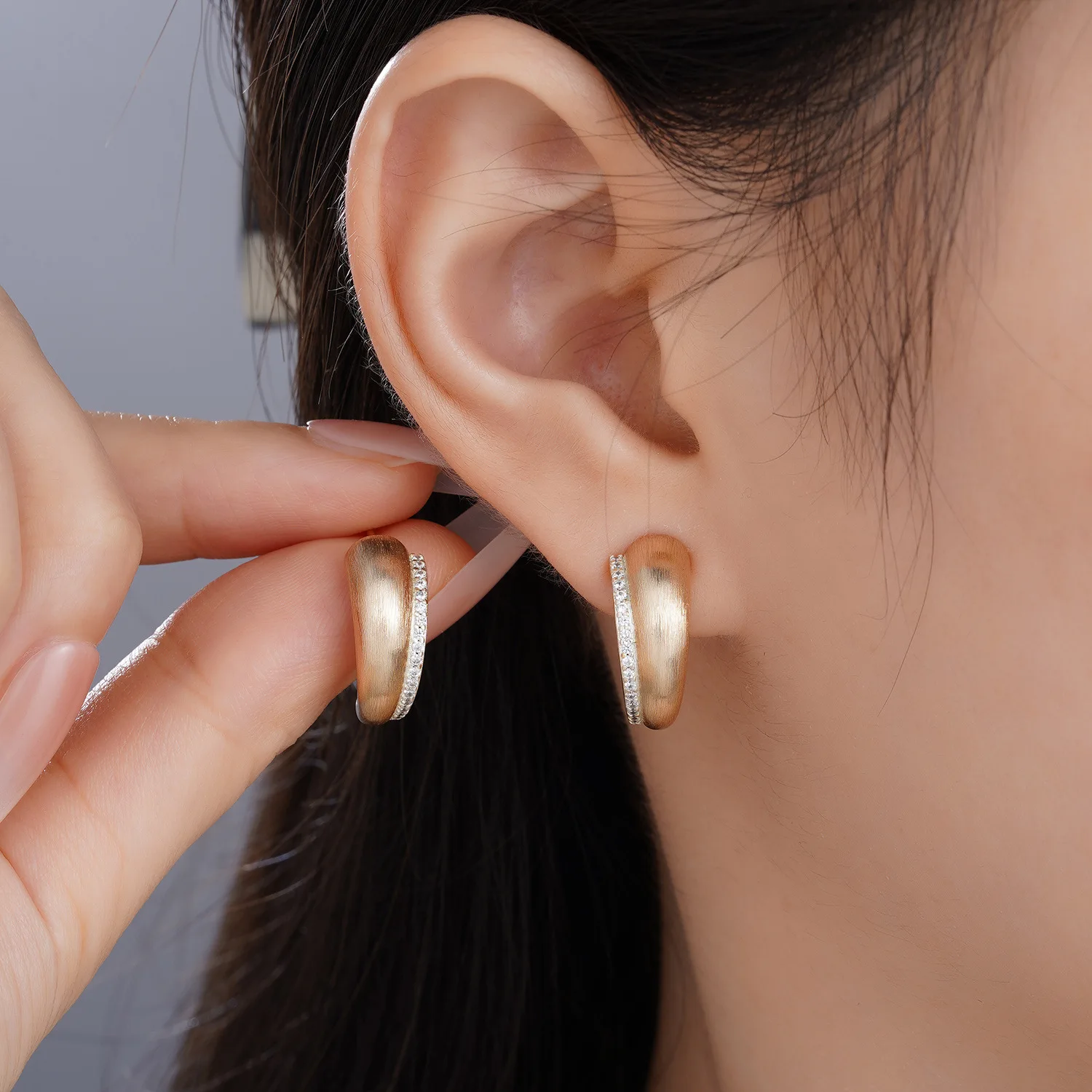 S925 sterling silver Italian style hand-brushed curved earrings K gold electroplating high-end women's earrings stud earrings