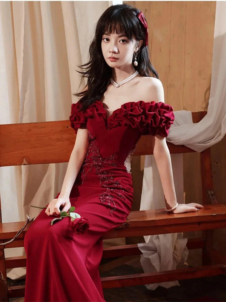 Gaun Selebriti Merah Anggur Gaun Pesta Prom Pernikahan Wanita Ekor Ikan Ritsleting Manik-manik Bahu Terbuka Pinggang Tembus Pandang Putri Duyung Berlipat
