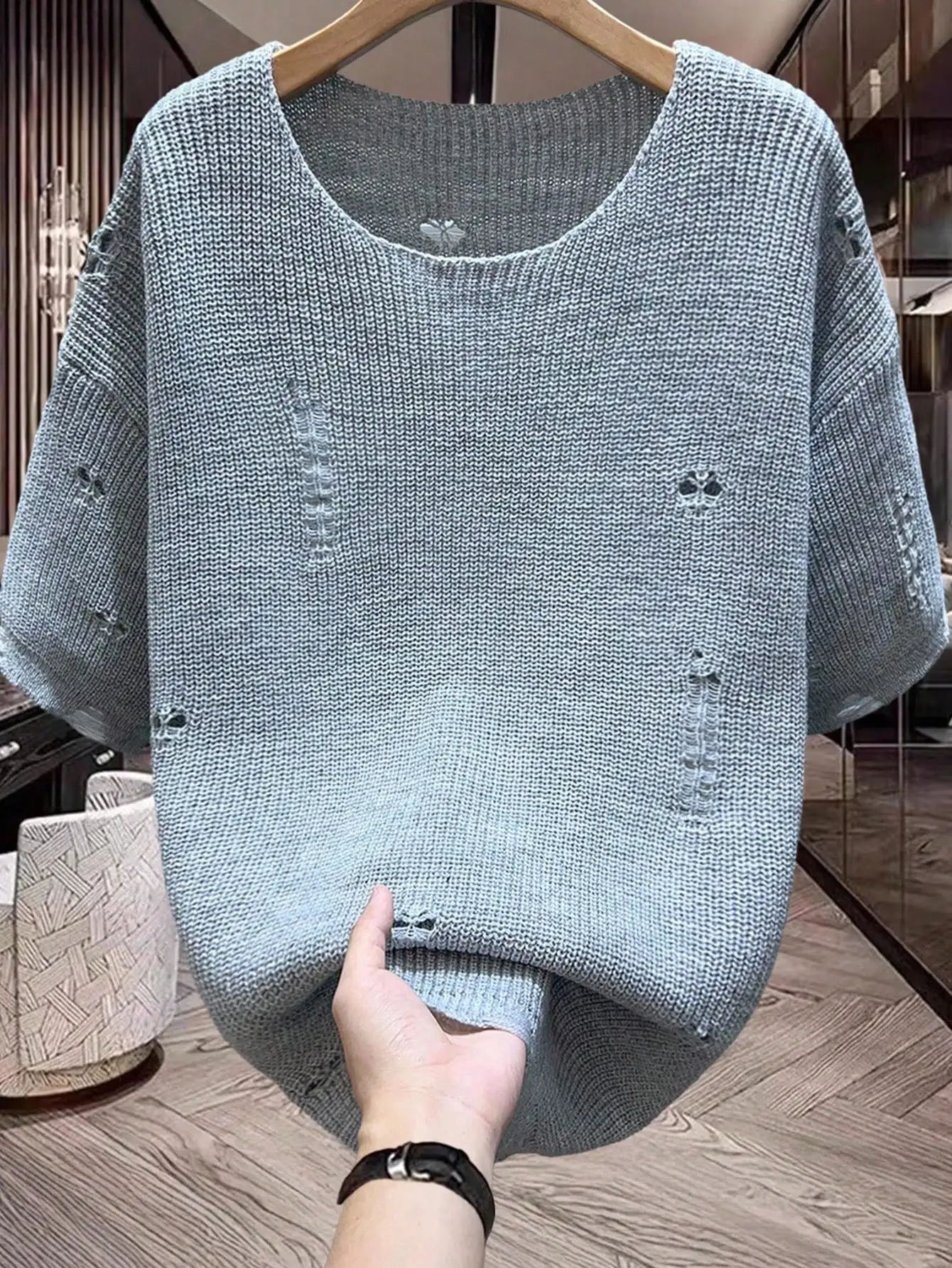 

Мужской свободный свитер из трикотажа с рваными деталями - светло-серый