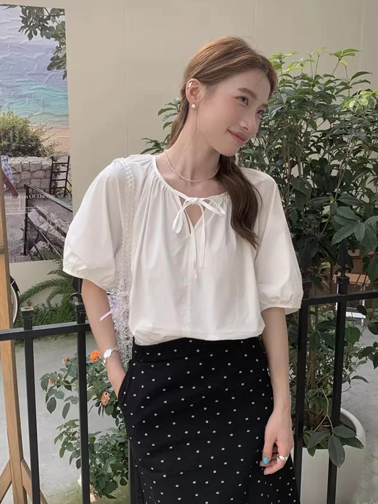 Blusa Estilo Coreano Casual com Decote em V Meio Aberto, Laço, Manga Bufante e Cor Pura, Estilo Doce e Personalidade para o V...