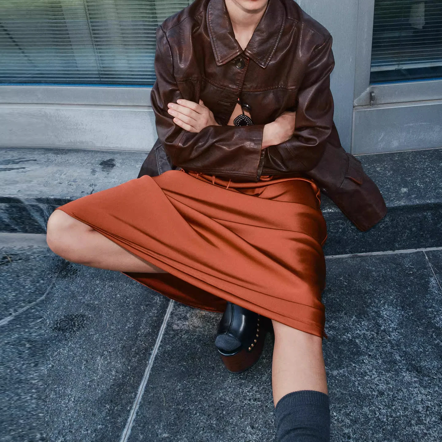 패셔너블한 실크 새틴 미디 스커트 여성용 데일리웨어 우아한 품질 Z 브랜드 2025년 가을 컬렉션 스탠다드 핏