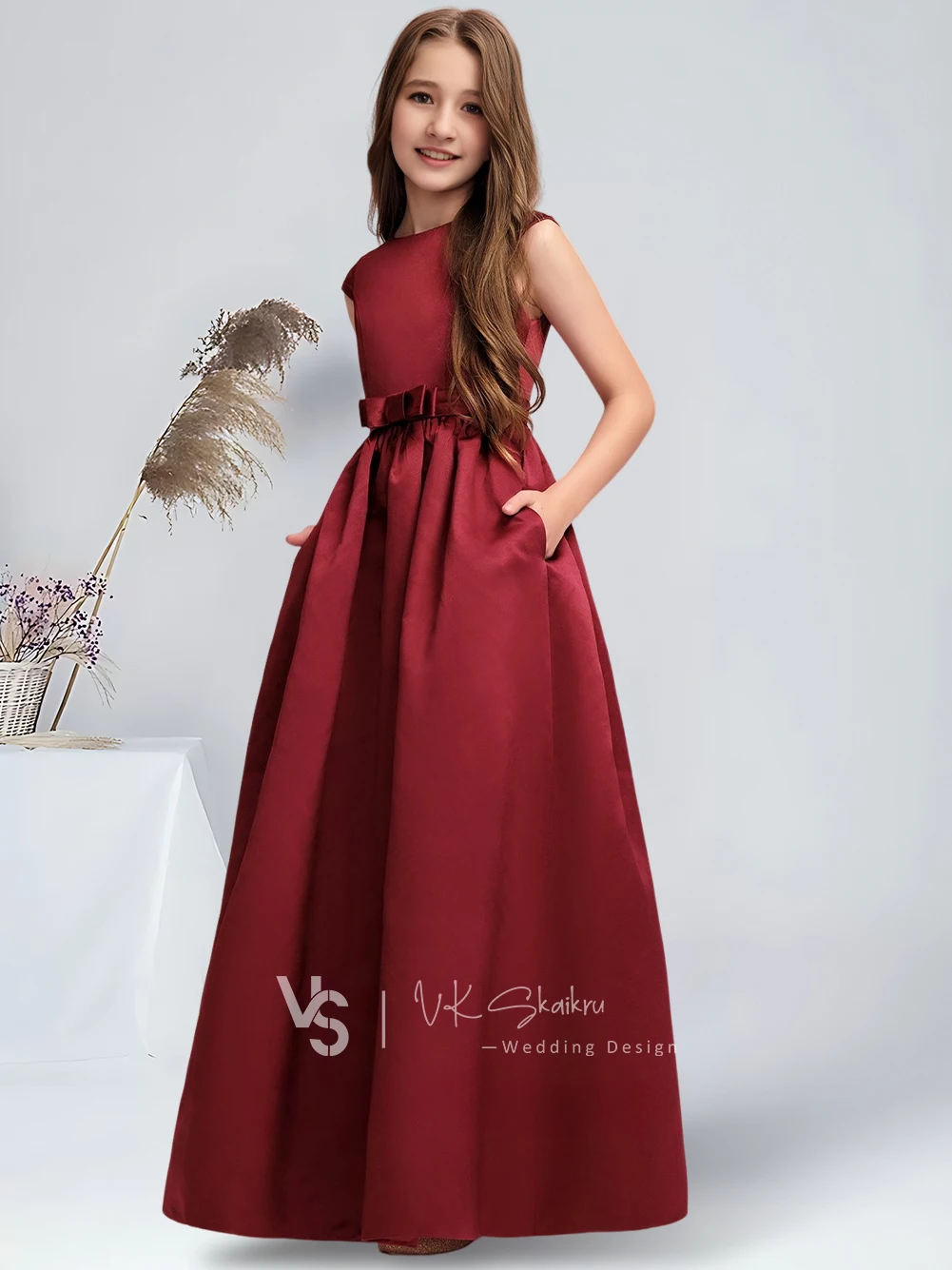 A-Linie U-Ausschnitt bodenlanges Satin-Kleid für junge Brautjungfern mit Schleife Burgunderrotes Blumenmädchenkleid für Hochzeitsfeierkleider für Teenager