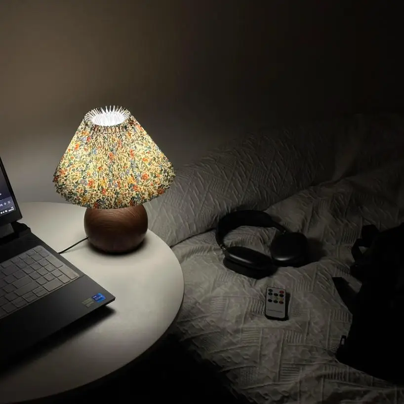 Lampada da comodino a LED Simpatiche piccole lampade pieghettate per comodino Circolare in noce Luce ambientale USB Decorazione camera da letto Luce notturna